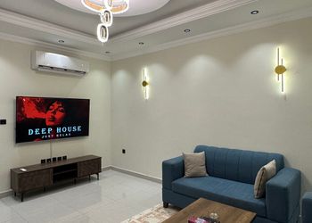 شقة بغرفة معيشة وغرفة نوم 