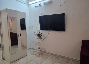 شقة بغرفتين نوم وصالة ومجلس