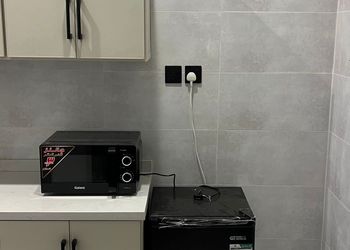استديو بأثاث مريح وبسيط 