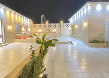 شالية واسع بمجلس ومسبح خارجي
