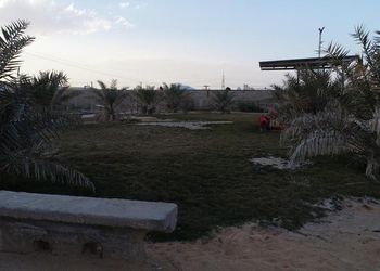 استراحة بمجلس واسع ومسطح اخضر 