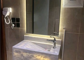 استديو بسرير مفرد وجلسة 