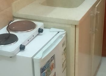 غرفة بأثاث مريح وبسيط 