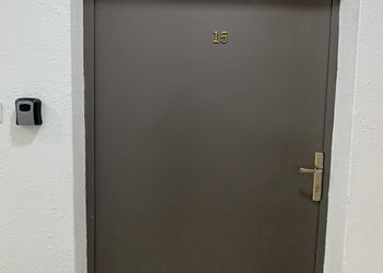 استديو بسرير ماستر  وجلسة جانبية
