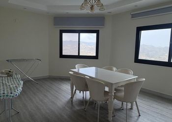 شقة مع بلكونه بإطلالة خرافية