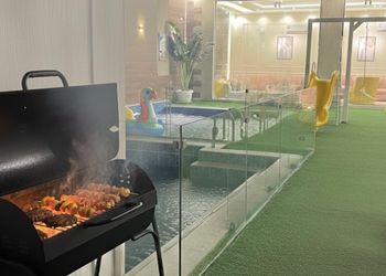 شاليه بمسطح اخضر وجلسة خارجية 