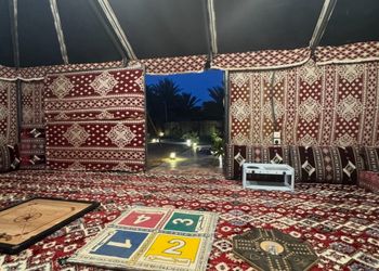 مزرعة محاطة بالجبال
