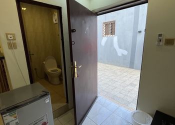 غرفة بأثاث مريح وبسيط 