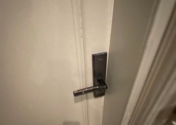 استديو بسرير ماستر وجلسة مريحة 