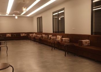 استراحة بمسطح اخضر وجلسة خارجية