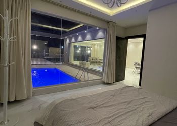 شاليه بغرفة نوم مطلة على المسبح