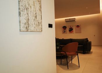 شقة بصالة أنيقة وثلاث غرف نوم 