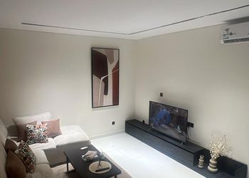 استديو بسرير مريح وتصميم هادئ 