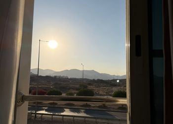 شقة بغرفة معيشة وغرفتين نوم 