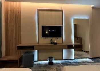 غرفة بسريرين ودورة مياه