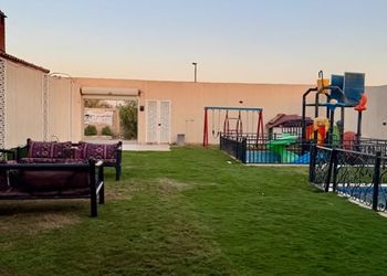 شاليه بألعاب أطفال وجلسة خارجية 