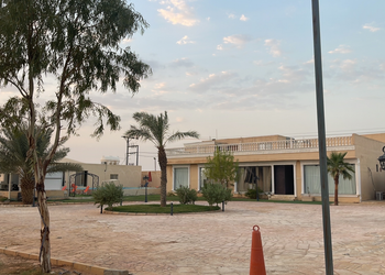 مزرعة بملعب كرة طائرة وبيت شعر 