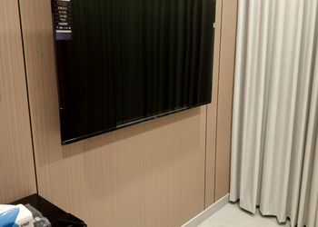 شقة بصالة أنيقة وسرير فردي