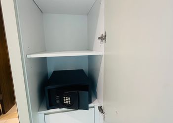 غرفة بسرير ماستر ودخول ذاتي