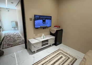 استديو بأثاث مريح وبسيط 