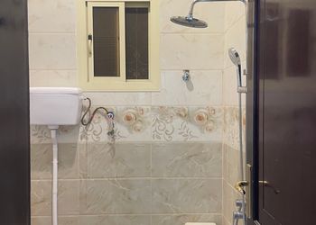شقة بثلاث غرف نوم وصالة جلوس
