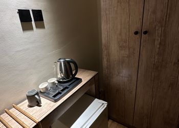 استديو بسرير ماستر وجلسة مريحة 
