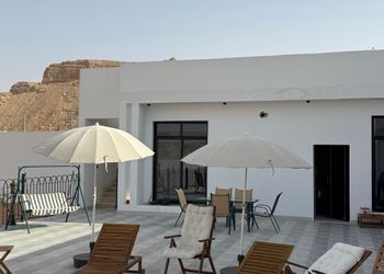 استراحة بجلسة خارجية ومسبح