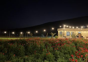 مزرعة بمسطح اخضر وجلسة