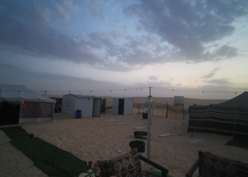 مخيم بجلسة خارجية وأجواء ممتعة