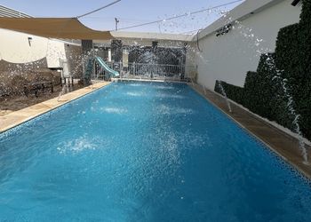 استراحة بمسطح اخضر وجلسه خارجيه