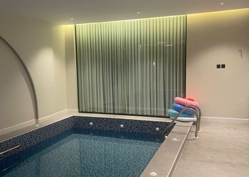 شاليه بمسطح اخضر ومسبح 