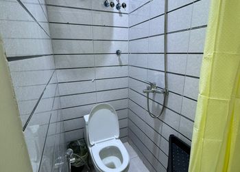 استديو بسرير ماستر وأثاث مريح 