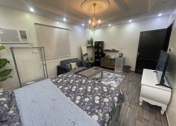 استديو بأثاث مريح وبسيط 