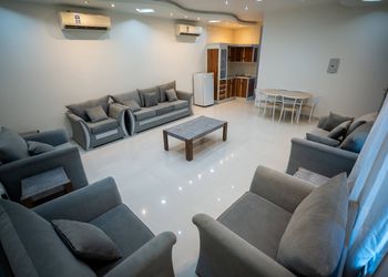 شاليه بألعاب أطفال ومسبح
