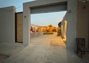 شاليه بمسطح اخضر و العاب مائيه