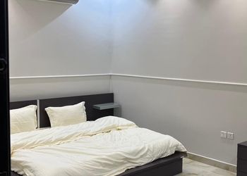 شاليه بمسطح اخضر وجلسة خارجية 