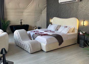 شالية بمجلس مطل على الفناء الخارجي 