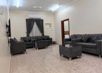 شقة بصالة جلوس وثلاث غرف نوم 