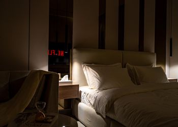استديو بأثاث مريح وبسيط 