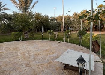 استراحة بمسطح اخضر وجلسة خارجية