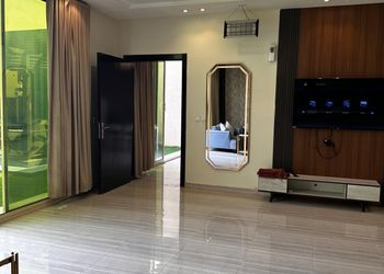 شاليه بمسبح ومسطح اخضر