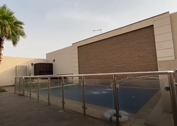 شاليه بصالة مطلة على المسبح 