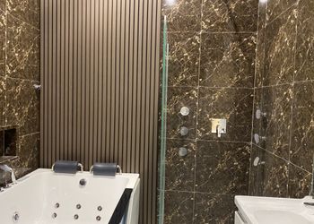 شاليه بجلسة تطل على مسبح خارجي 