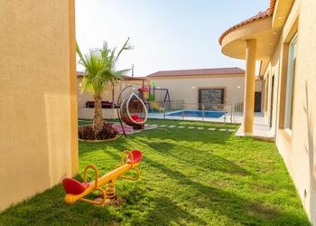 شاليه بمسطح اخضر وجلسة خارجية 
