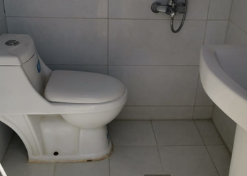 شاليه بجلسة مطلة على مسبح 
