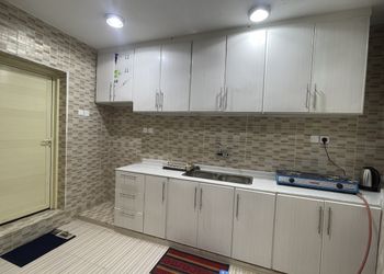 استراحة بجلسة مطلة على المزرعة 