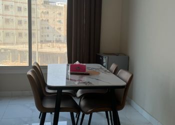 شقة بصالة جلوس ودخول ذاتي
