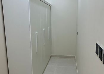 شقة بغرفتين نوم وصالة ومجلس