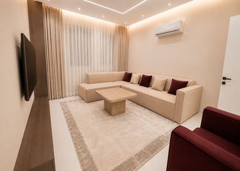 شقة بصالة أنيقة ودخول ذاتي