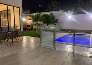 شاليه بمسطح اخضر و مسبح
